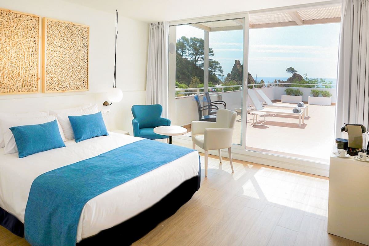 premium double room, terrace, sea view (2 adults) | minibar, in-room safe, desk, free cots/infant beds