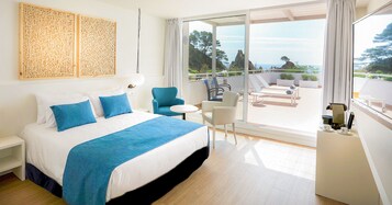 Doppia Premium, terrazzo, vista mare (2 adults) | Minibar, una cassaforte in camera, una scrivania