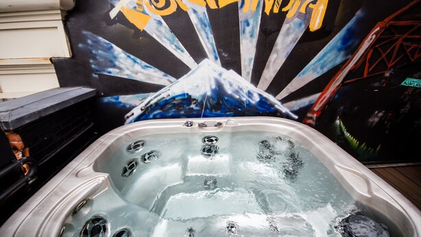 A hot tub with a mural in the background. - Kimpton Hotel Vintage Portland by IHG (Portland)