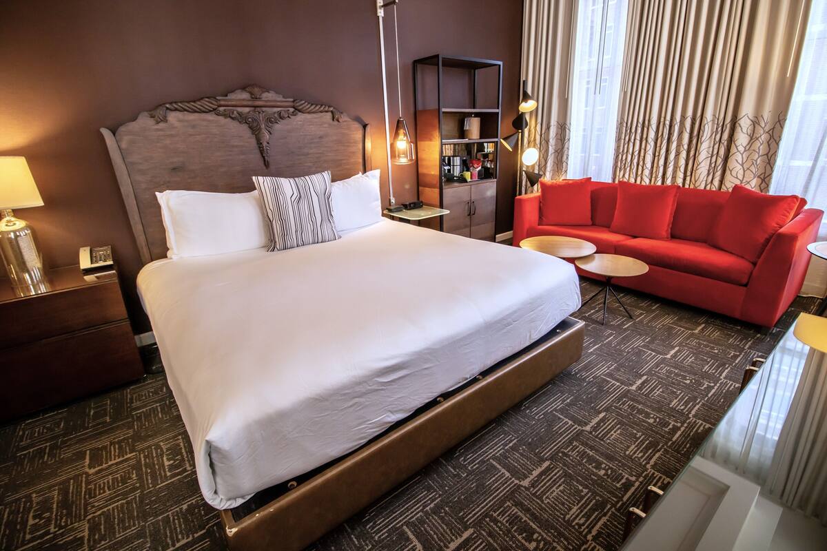意大利 Frette 床單、高級寢具、特厚豪華床墊、房內夾萬