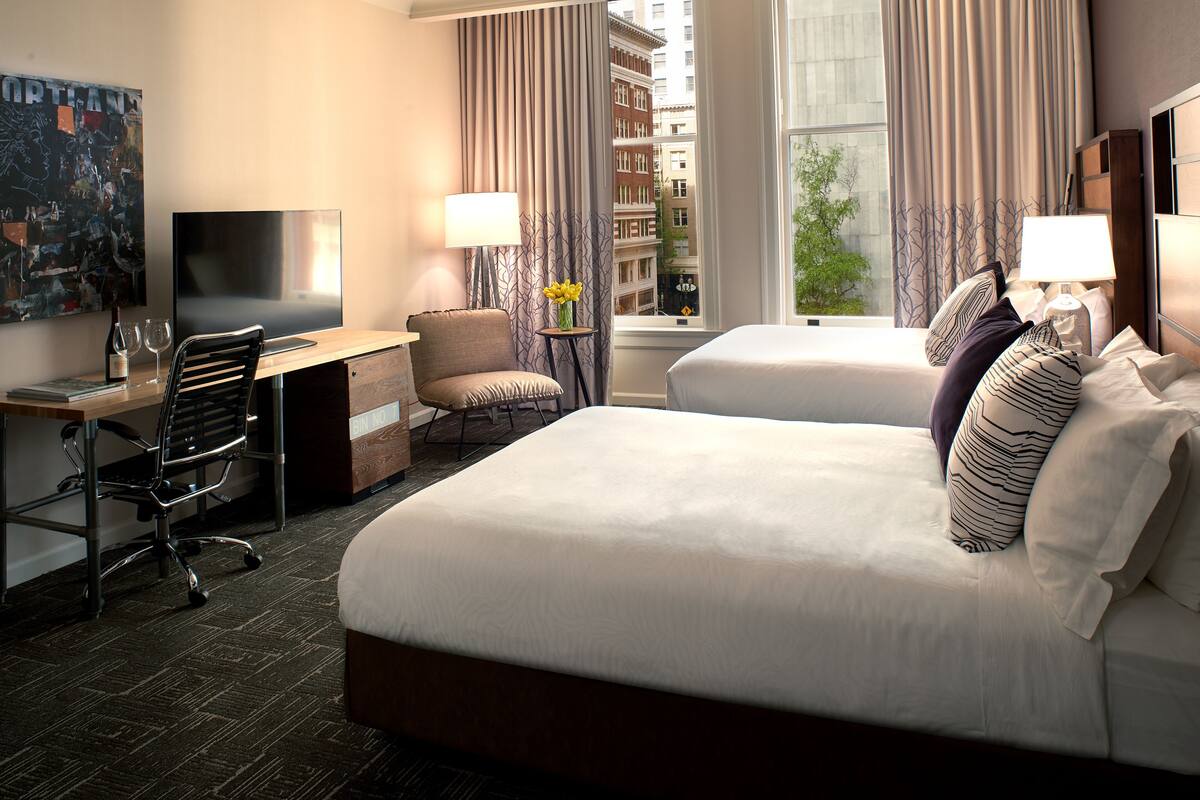 意大利 Frette 床單、高級寢具、特厚豪華床墊、房內夾萬
