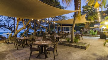 2 restaurants, breakfast, lunch, dinner served; international cuisine