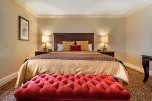 Deluxe Room, 1 King Bed | Premium bedding, down comforters, in-room safe, desk - Omni William Penn Hotel (Pittsburgh)