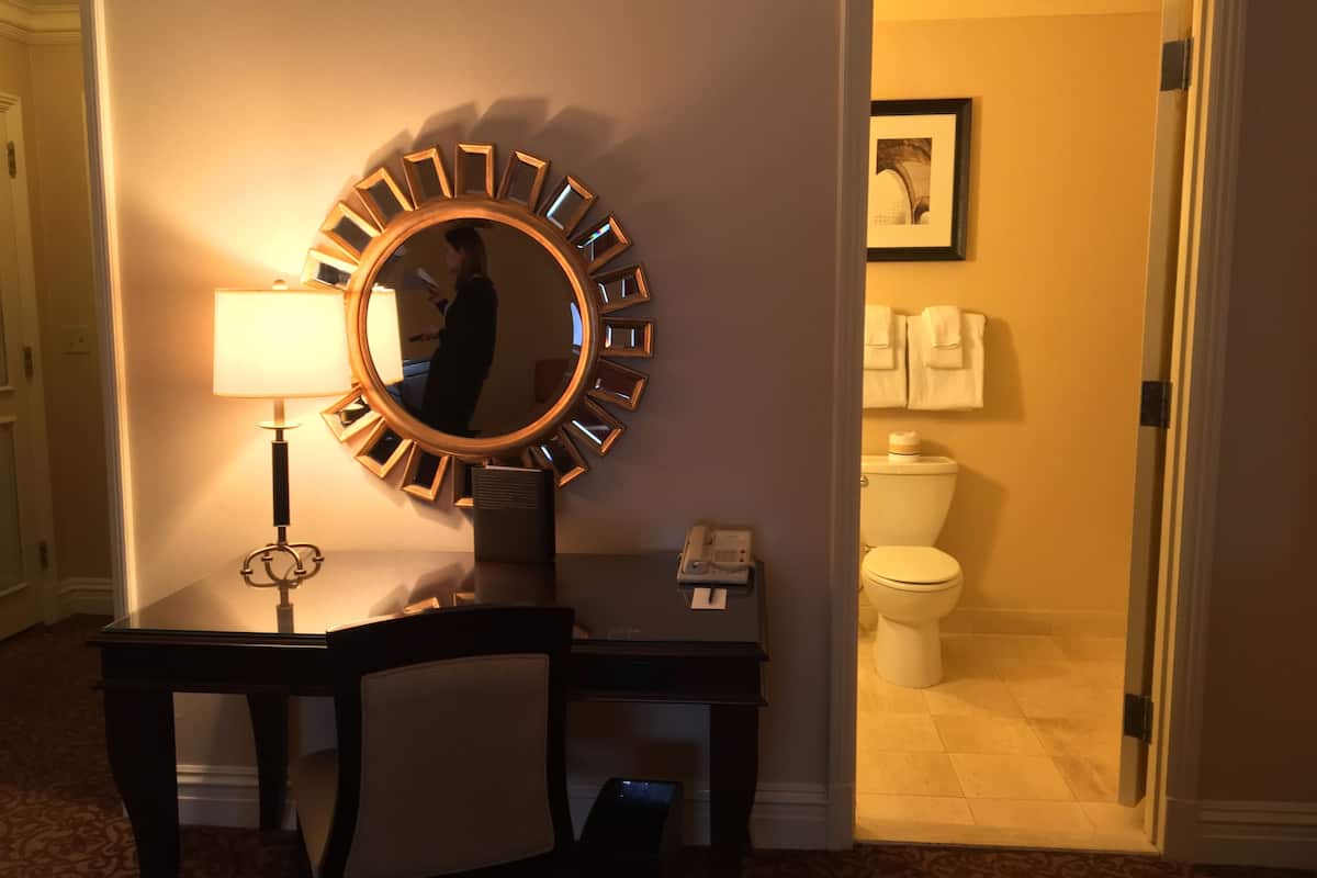 combined shower/bathtub, rainfall showerhead, free toiletries