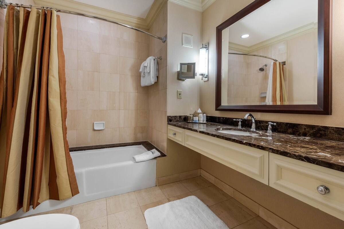 premier room, 2 double beds | bathroom | combined shower/bathtub, rainfall showerhead, free toiletries