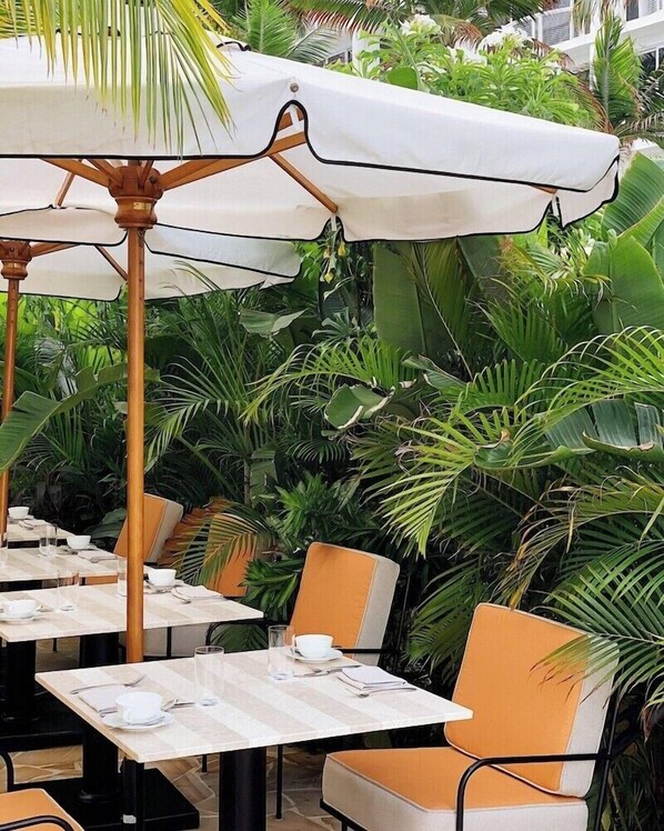Outdoor dining - Grand Cayman Beach Suites (Seven Mile Beach)