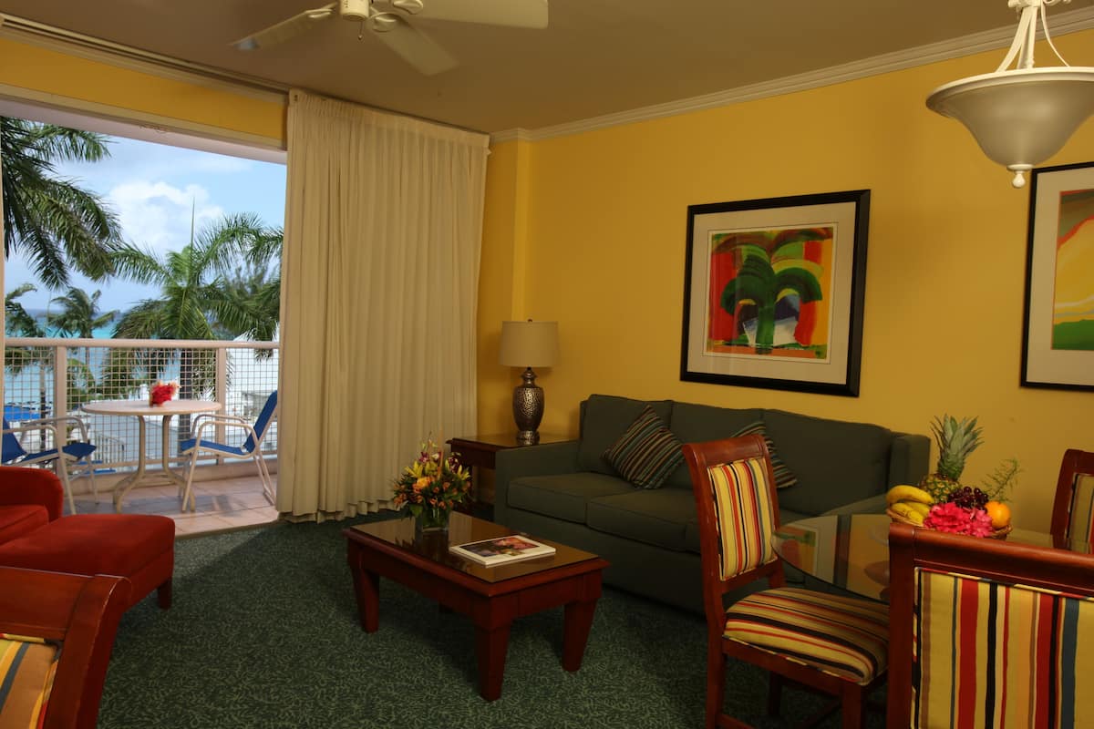 Suite, 1 Bedroom, Balcony, Ocean View | Ruang tamu | 37 inci televisyen LCD dengan satelit, TV