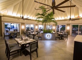 3 restaurants, breakfast, lunch, dinner served; seafood