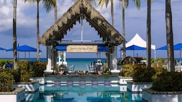 Piscine extérieure, parasols de plage, chaises longues