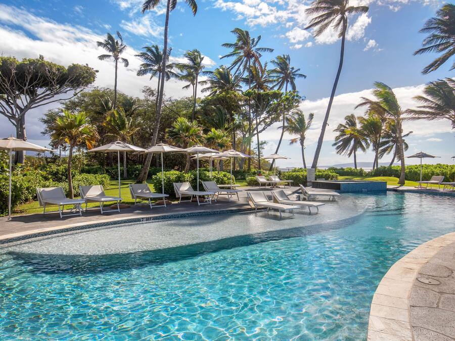 Outdoor pool, free cabanas, sun loungers