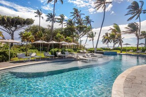 Piscine extérieure, cabanons gratuits, chaises longues