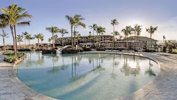 Outdoor pool, free cabanas, sun loungers
