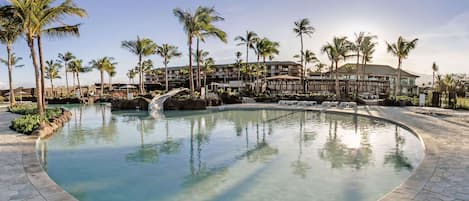 Alberca al aire libre, camas balinesas gratuitas y camastros