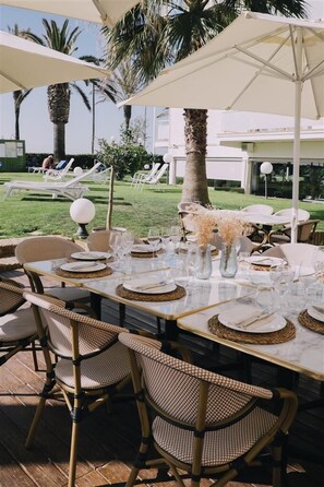 Outdoor dining - Hotel Subur Maritim (Sitges)