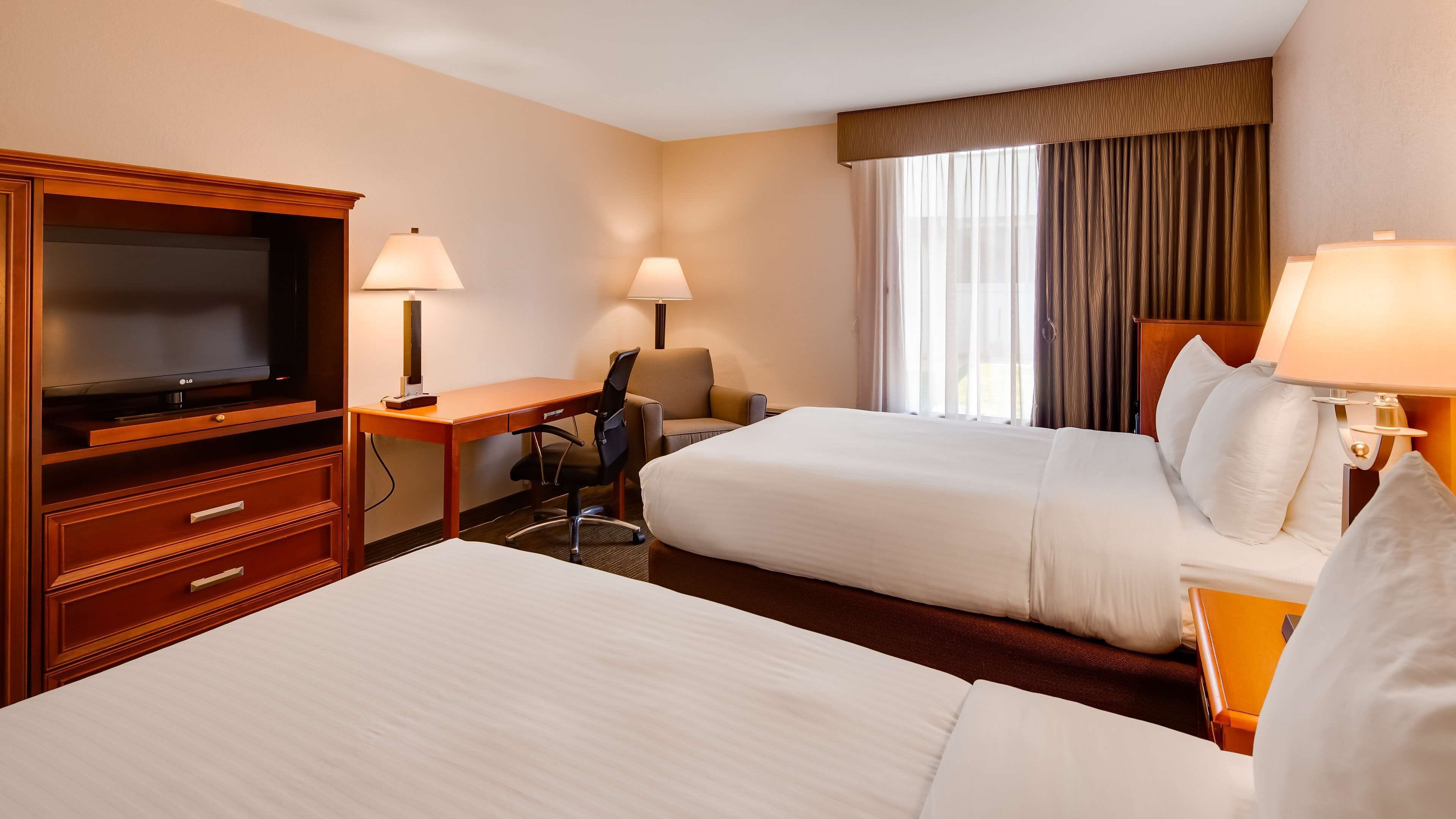 Habitación estándar, 2 camas Queen size, para no fumadores, refrigerador y microondas | Escritorio, cortinas blackout y tabla de planchar con plancha 