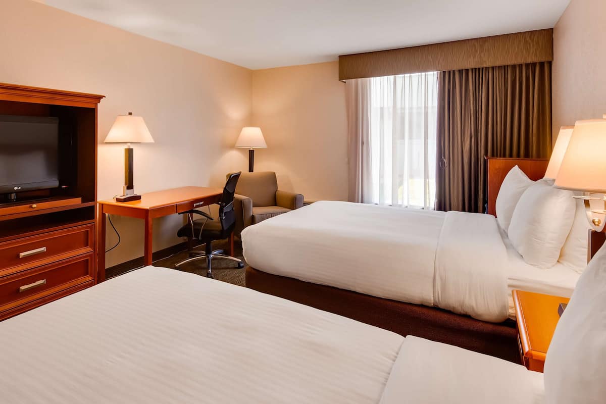 Habitación estándar, 2 camas Queen size, para no fumadores, refrigerador y microondas | Escritorio, cortinas blackout y tabla de planchar con plancha