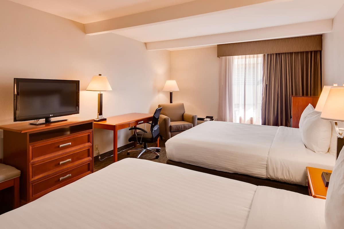 Escritorio, cortinas blackout y tabla de planchar con plancha