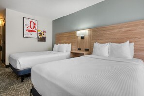 Kamar Standar, 2 Tempat Tidur Double, akses difabel, lemari es & microwave (Walk-in Shower) | Meja kerja, tirai kedap cahaya, setrika/meja setrika, dan Wi-Fi gratis