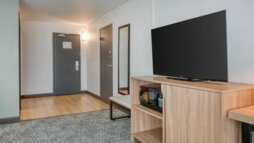 Standardzimmer, 1 King-Bett, Nichtraucher, Kühlschrank und Mikrowelle (Larger Room)