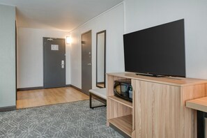 Standard Room, 1 Katil Raja (King), Non Smoking, Refrigerator & Microwave (Larger Room) | Meja, langsir/tirai gelap terus, seterika/papan seterika, Wi-fi percuma 