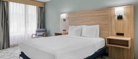 Standaard kamer, 1 kingsize bed, niet-roken, koelkast en magnetron | Een bureau, verduisterende gordijnen, een strijkplank/strijkijzer