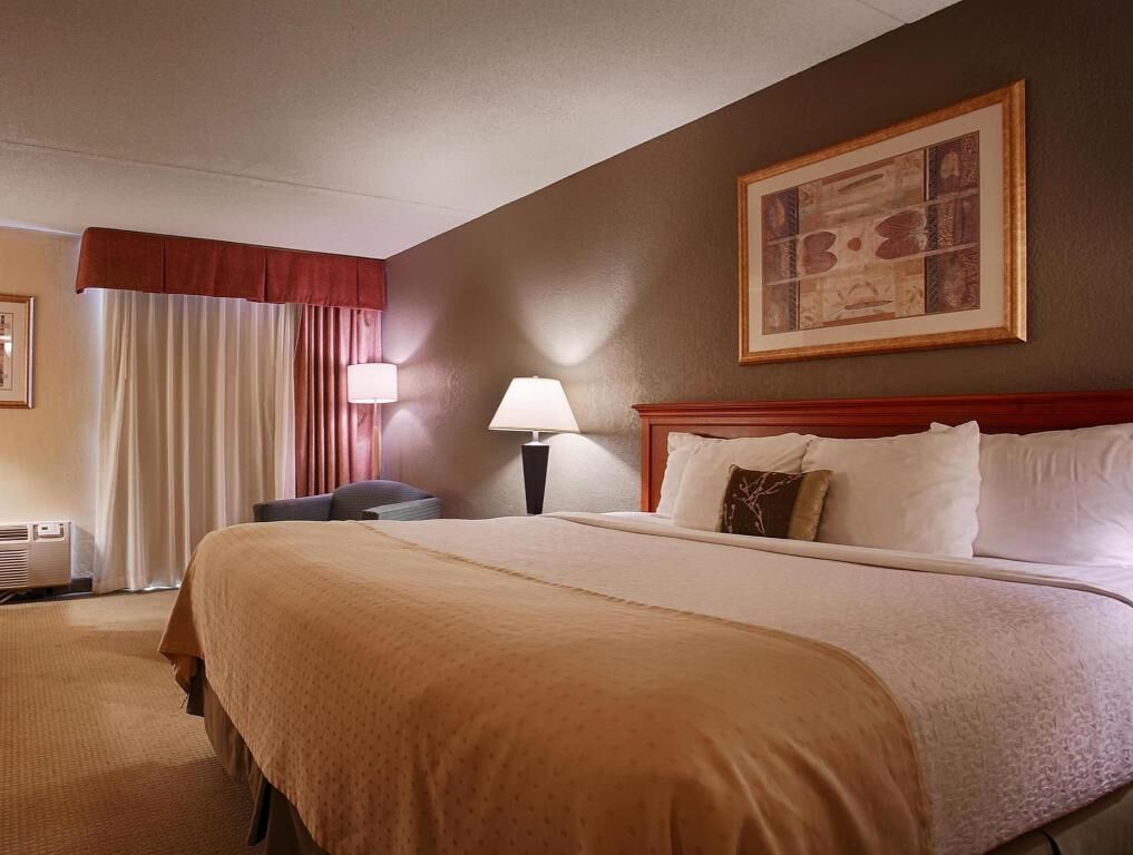 Desk, blackout drapes, iron/ironing board, free WiFi