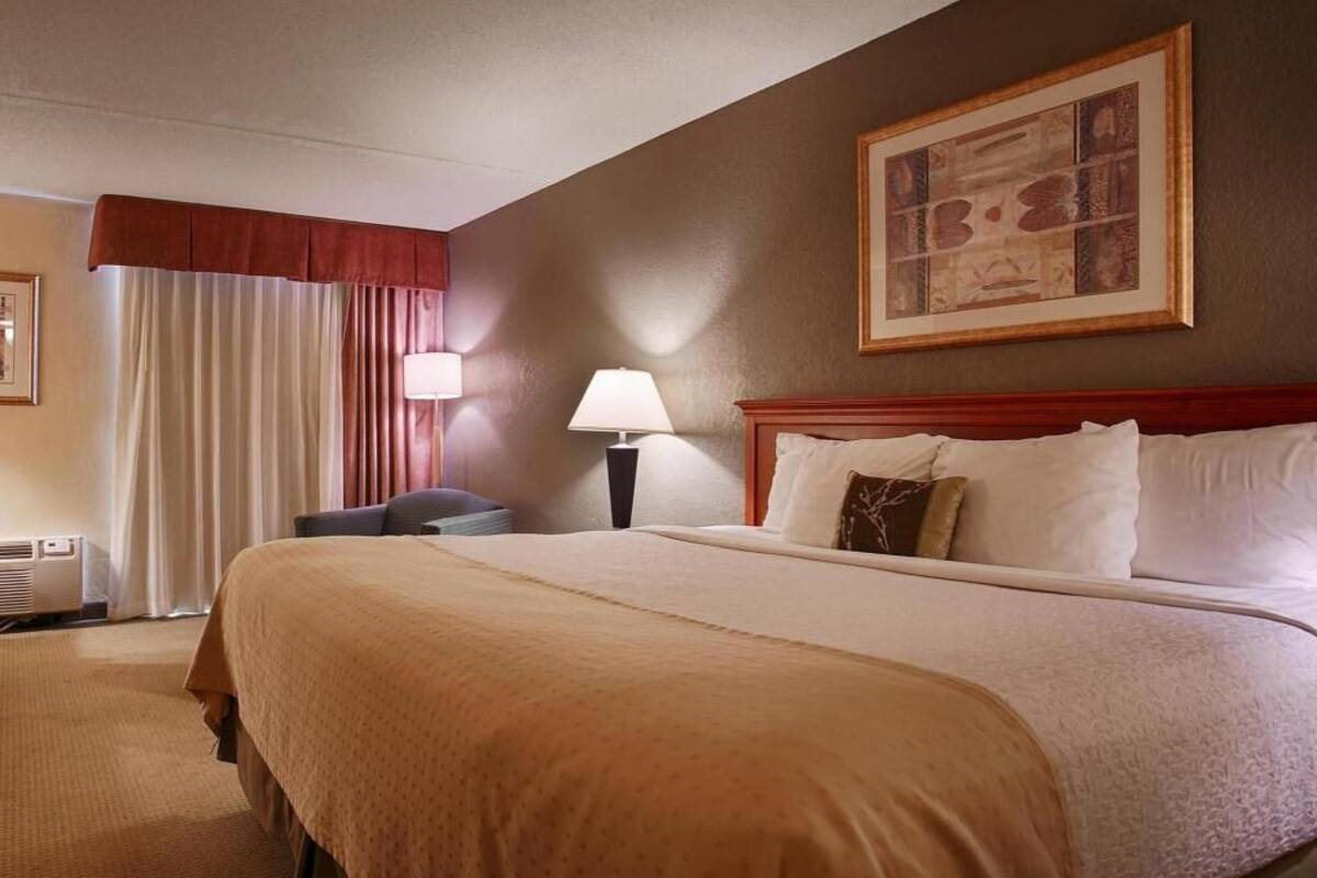 Desk, blackout drapes, iron/ironing board, free WiFi