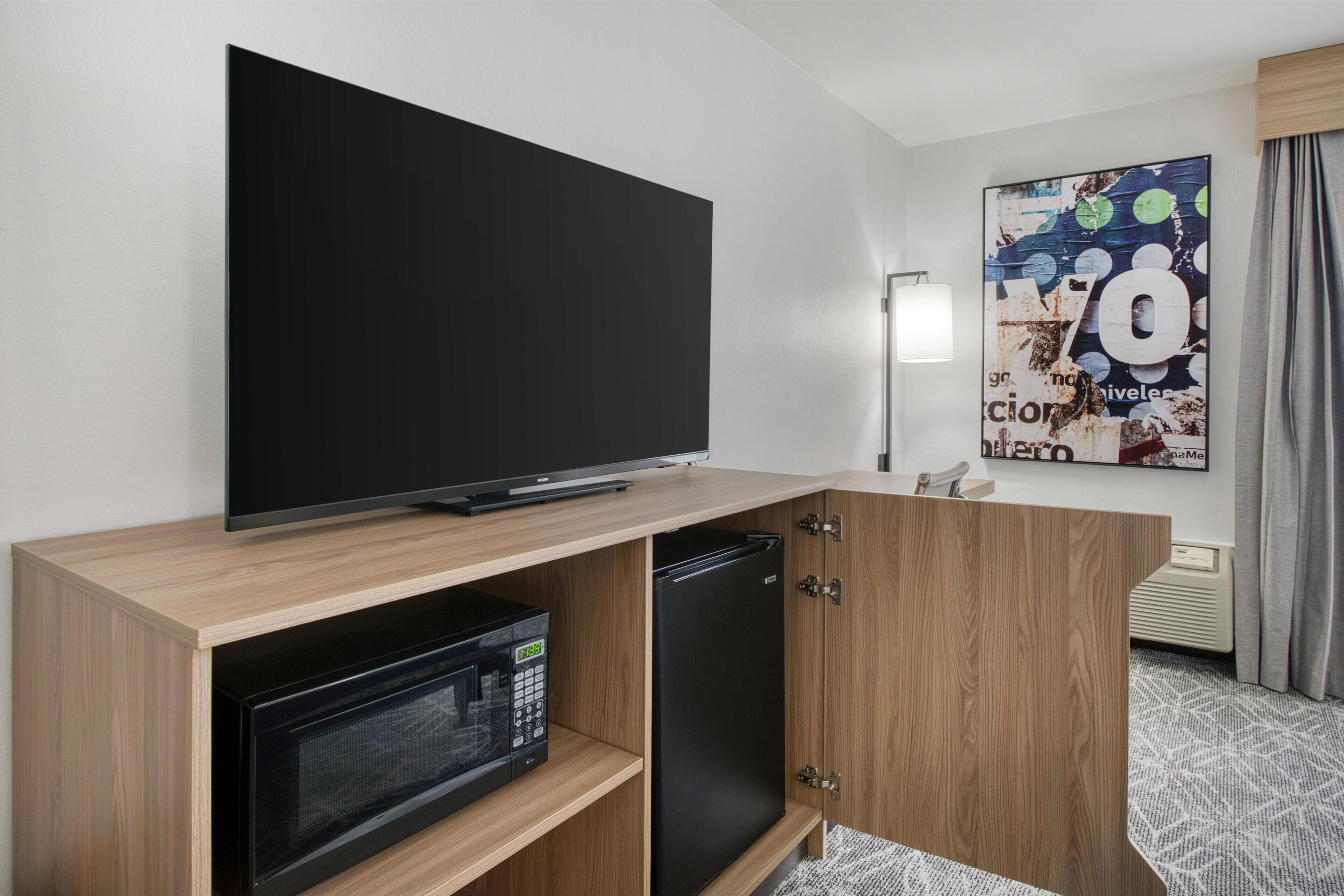 Camera Standard, 1 letto king, non fumatori, frigorifero e microonde | Una scrivania, tende oscuranti, ferro/asse da stiro, Wi-Fi gratuito