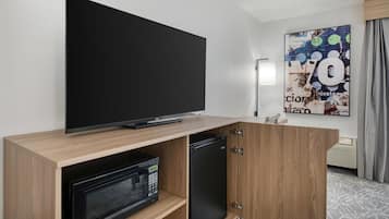 Camera Standard, 1 letto king, non fumatori, frigorifero e microonde | Una scrivania, tende oscuranti, ferro/asse da stiro, Wi-Fi gratuito