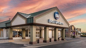 Un hotel Best Western con un letrero llamativo, un acceso cubierto y un estacionamiento.