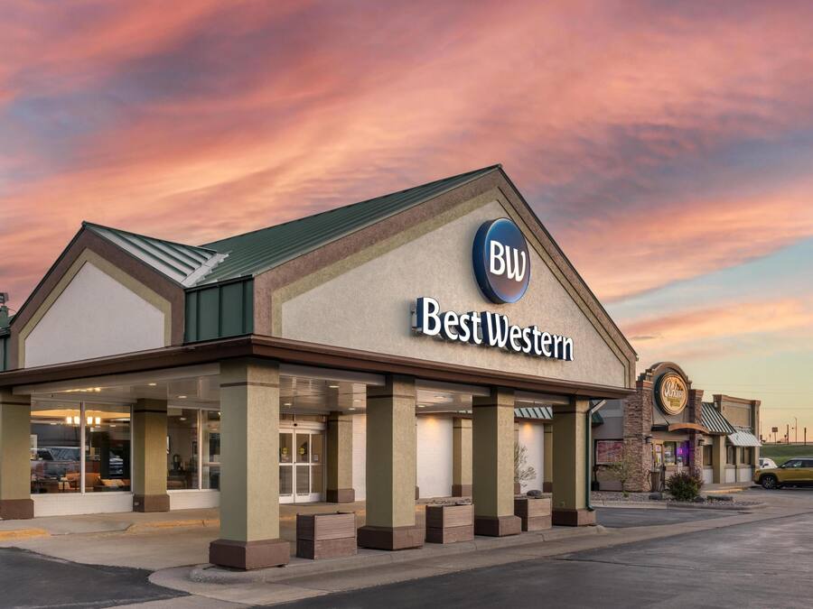A Best Western hotel with a prominent sign, a covered entrance, and a parking lot.