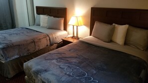 더블룸, 퀸사이즈침대 2개 | 다리미/다리미판, 무료 WiFi, 침대 시트