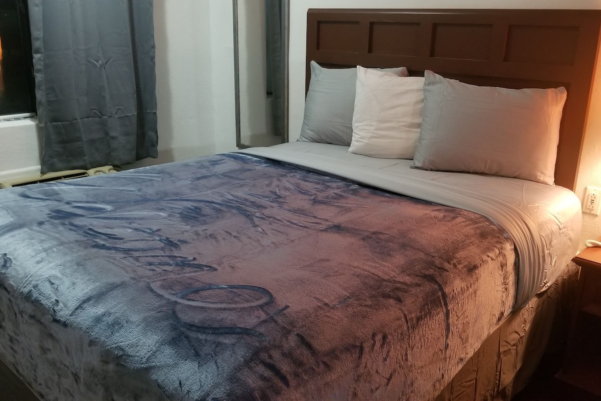 Iron/ironing board, WiFi (free), bed sheets