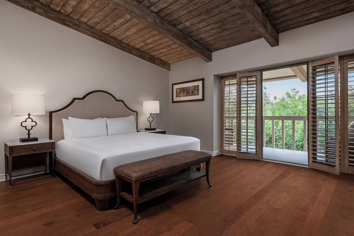 Studio Suite (Estate) | Hypo-allergenic bedding available, in-room safe, desk