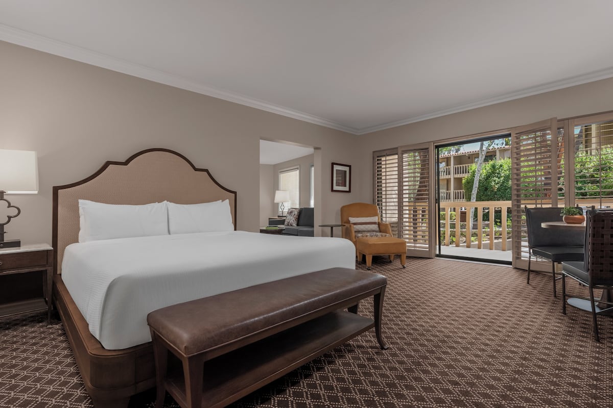 Suite (Estate) | Hypo-allergenic bedding available, in-room safe, desk