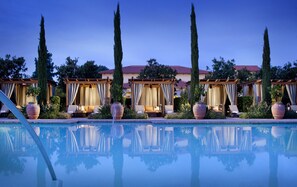 2 piscines extérieures, cabanas (supplément), parasols