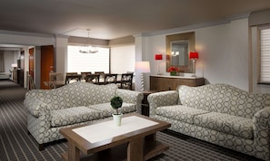 Suite, 1 King-Bett | Wohnbereich | 49-Zoll-Flachbildfernseher mit Kabelempfang, Fernseher, Pay-TV