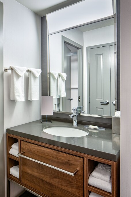 Courtyard by Marriott Chicago Downtown River North - Image 6