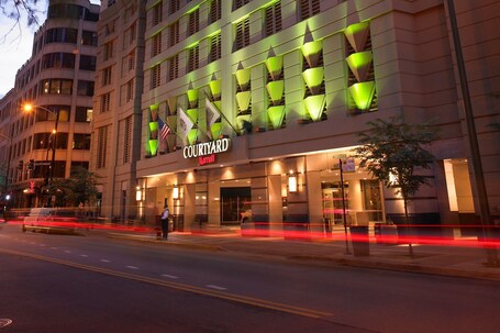 Courtyard by Marriott Chicago Downtown River North - Image 34