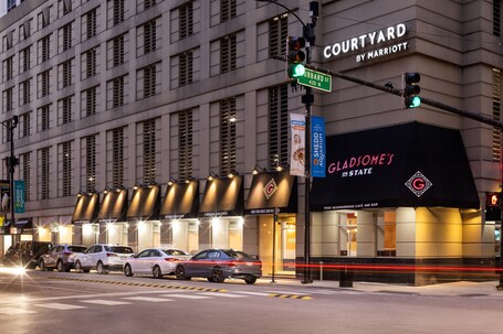 Courtyard by Marriott Chicago Downtown River North - Image 3