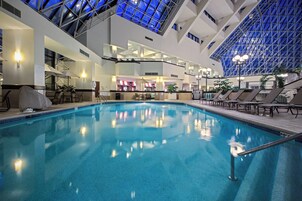 Piscina interna, funciona das 6h às 21h, espreguiçadeiras