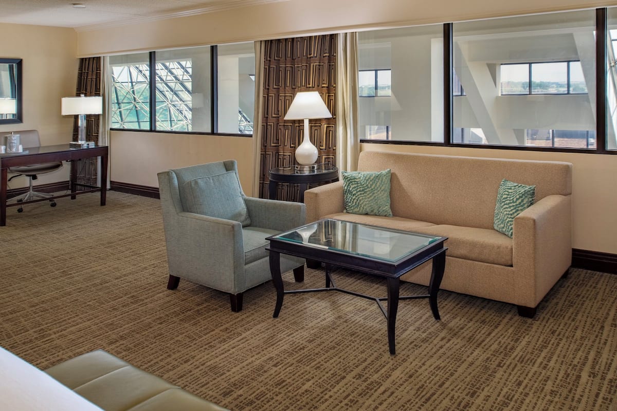 junior room, 1 king bed | pillow-top beds, in-room safe, desk, laptop workspace