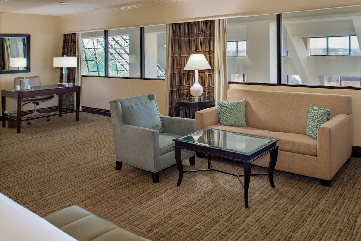 Junior Room, 1 King Bed | Pillow-top beds, in-room safe, desk, laptop workspace