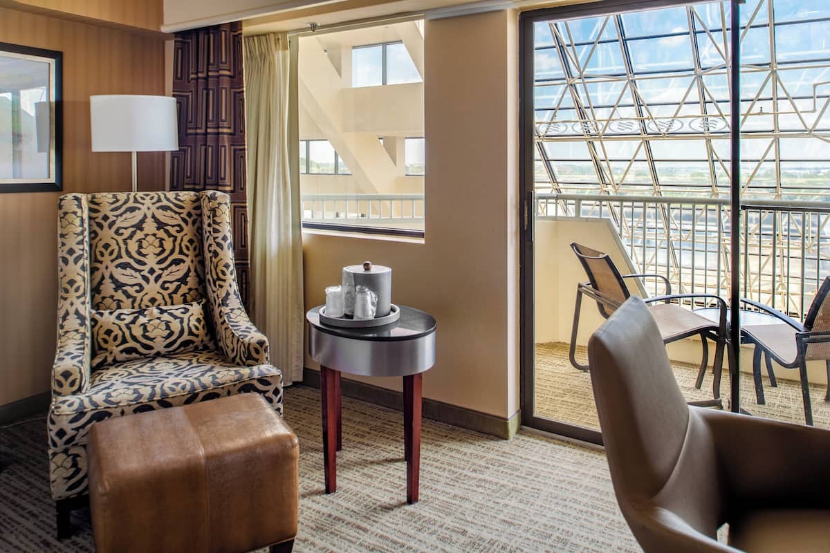 premium room, 1 king bed, balcony (interior balcony) | pillow-top beds, in-room safe, desk, laptop workspace