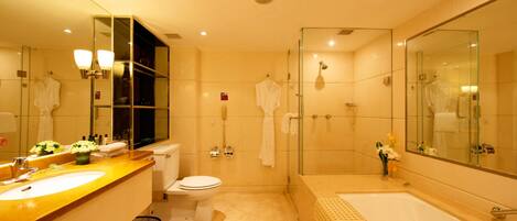 Un baño moderno con un espejo grande, una bañera, una ducha y un inodoro.