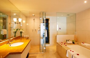 Suite empresarial | Baño | Regadera, regadera tipo lluvia, amenidades de baño gratuitas 