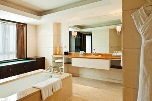 Habitación ejecutiva | Baño | Ducha y cabezal de ducha tipo lluvia