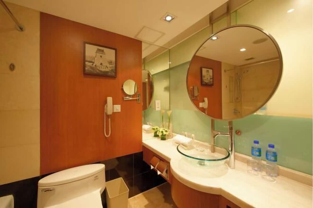 Combined shower/tub, deep soaking tub, free toiletries, hair dryer