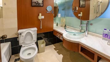 Un baño moderno con inodoro, lavamanos y espejos.