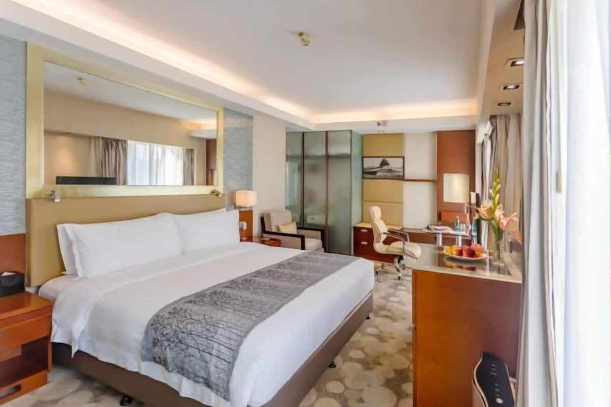 1 bedroom, premium bedding, down comforters, in-room safe